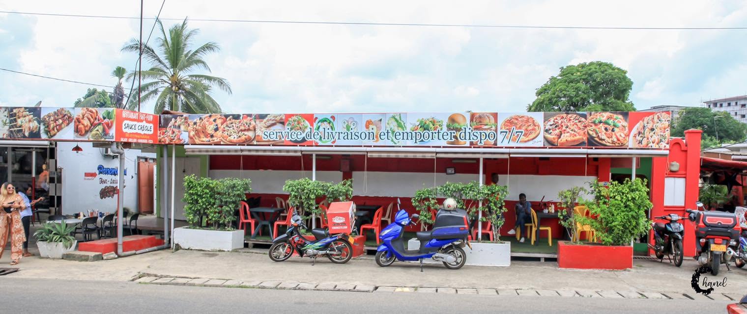Façade extérieure de La Sauce Créole avec motos
